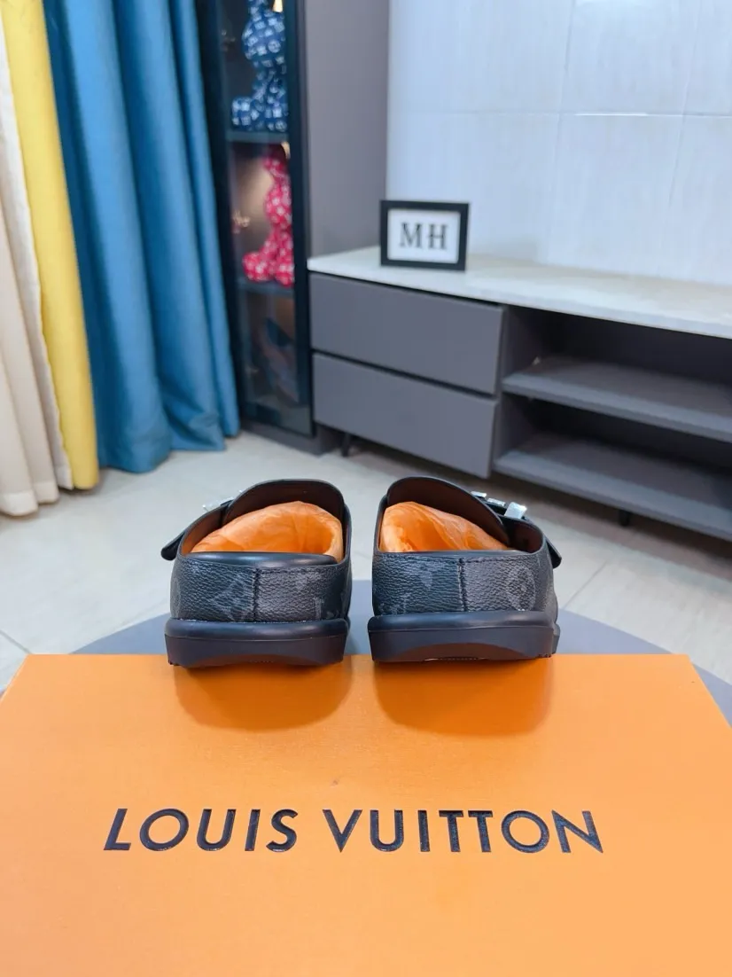 Men's Men's Shoes 💰400🌸🌸🌸🌸LV Easy 2025 new men's casual sandals and slippers, made of suede cow leather, with Monogram pattern to highlight the trendy style. Adjustable straps illuminated with LV letters, while a resilient insole and micro outsole provide lightweight comfort. Made of suede cow leather with embossed Monogram pattern and brand element metal hardware✅Adjustable straps➕Tough insole‼ ️Micro outsole. Comfortable and easy to wear‼ ️ size：38-45